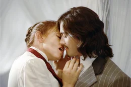 Dorian Gray (Stuart Townsend) und Mina Harker (Peta Wilson) kommen sich n&auml;her.