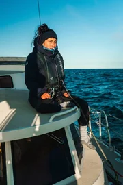 SRF DOK Das Expeditionsteam Gr&ouml;nland  Das Expeditionsteam Gr&ouml;nland &ndash; Auf hoher See Folge 2 Melanie Tenorio auf dem Segelschiff 2025