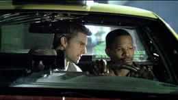 Max Durocher (Jamie Foxx, re), Taxifahrer in Los Angeles, f&auml;hrt Vincent (Tom Cruise), einen eleganten Gesch&auml;ftsreisenden, der ihn f&uuml;r die ganze Nacht engagiert. Als bei der ersten Station eine Leiche auf sein Taxi f&auml;llt, erkennt Max, dass Vincent ein Auftragsm&ouml;rder ist.