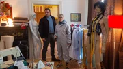 Kommissar Lars P&ouml;hlmann (Dominic Boeer, l.) und seine Kollegin Kriminaltechnikerin Stefanie Horn (Nicole Ernst, r.) staunen nicht schlecht, als sie in dem fremden Haus ein kleines Schneideratelier finden. Wer hat hier gewohnt und gibt es eine Verbindung zum toten Notarzt? Das Opfer ist unter falschen Vorzeichen hier her gelockt worden und ist qualvoll in seinem Notarztwagen ums Leben gekommen. Die SOKO steht vor einem R&auml;tsel.