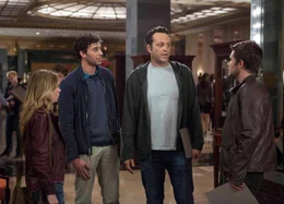 Das sollen alles seine leiblichen Kinder sein? Vor zwanzig Jahren wusste David (Vince Vaughn, 2.v.l.) noch nichts von Kristen (Britt Robertson, l.), Taylor (Amos VanderPoel, 2.v.l.) und Josh (Jack Reynor, r.) und seinen 530 weiteren Kindern. Zeit, endlich Verantwortung zu &uuml;bernehmen ...