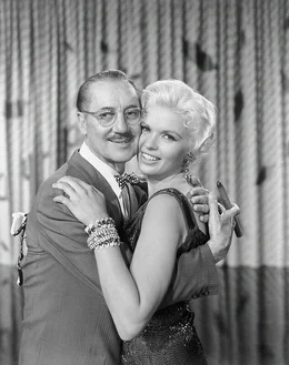 Filmstar Rita Marlowe (Jayne Mansfield) liebt  seit Teenagertagen ihren Entdecker George Schmidlap (Groucho Marx).