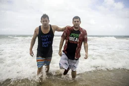 F&uuml;r ihre Ermittlungen gegen zwielichtige Drogendealer reisen die Polizisten Schmidt (Jonah Hill, r.) und Jenko (Channing Tatum) als feierw&uuml;tige Studenten getarnt zum Spring Break nach Puerto Mexico.  +++ Die Verwendung des sendungsbezogenen Materials ist nur mit dem Hinweis und Verlinkung auf RTL+ gestattet. +++