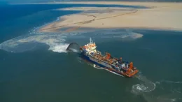 Ein Boot pumpt Sand an die K&uuml;ste, um den steigenden Gezeiten in Rotterdam, Niederlande, entgegenzuwirken.  +++ Die Verwendung des sendungsbezogenen Materials ist nur mit dem Hinweis und Verlinkung auf RTL+ gestattet. +++