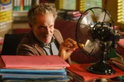 Lolle im Büro des Schulleiters Hans-Christian (Christian Tramitz).