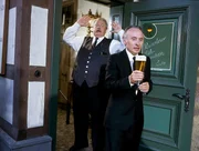 Verzweifelt ringt Onkel Ludwig (G&uuml;nter Strack, l.) die H&auml;nde: Der Aushilfskellner Herr Eurich (Hans Weicker, r.) bringt mehr Unruhe ins Lokal als Entlastung.