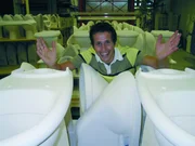 Willi Weitzel beim Keramikhersteller "Villeroy & Boch". Heute m&ouml;chte Willi herausfinden, woraus Keramik besteht.