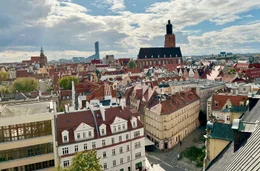 Wer Wrocław verstehen will, steigt in die Stra&szlig;enbahnlinie 1. Seit 140 Jahren rollt sie durch die Stadt &ndash; eine der &auml;ltesten noch betriebenen Tramlinien Europas. Nach dem Krieg war sie die erste, die wieder fuhr: durch Tr&uuml;mmer, Hoffnung und einen Neuanfang. Heute f&uuml;hrt sie an renovierten Fassaden und gr&uuml;nen Oder-Ufern zu den Wohnbl&ouml;cken der Moderne. - Die Altstadt von Breslau.