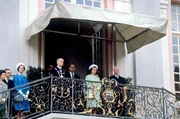 Mitte der 60er kam die englische K&ouml;nigin Elizabeth II. zu einem Staatsbesuch nach Deutschland. - (Archivfoto: K&ouml;nigin Elizabeth II. und ihr Gatte Prinz Philip (3.v.r.) stehen am 19.05.1965 auf dem Balkon des Rathauses in Bonn. Rechts neben der Queen Bundespr&auml;sident Heinrich L&uuml;bke, links neben Philip der Bonner Oberb&uuml;rgermeister Wilhelm Daniels.