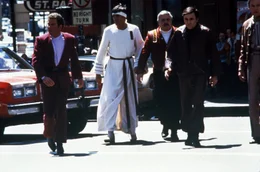 Kirk (William Shatner, l.), Spock (Leonard Nimoy, M.), Scotty (James Doohan, 2.v.r.) und Chekov (Walter Koenig, r.) irren durch das San Francisco von 1986.