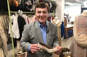 Pavel Trávníček mit original Aschenbrödel-Schuh im Filmdepot Barrando Pavel Trávníček mit original Aschenbrödel-Schuh im Filmdepot Barrando