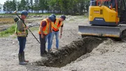 Die M&auml;nner beobachten ein Loch im Boden