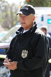 Kann er den Mord an einem Marineoffizier aufkl&auml;ren? Gibbs (Mark Harmon) will wissen, ob sein Tod das Ergebnis einer Kneipenschl&auml;gerei war oder ob mehr dahintersteckt ...