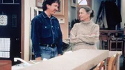 Tims (Tim Allen) Mutter Lucille (Bonnie Bartlett) fühlt sich einsam in ihrem großen Haus. Und sie hat Schmerzen im Knie. Doch anstatt sich um sie zu kümmern, blödelt Tim nur herum und spielt noch den Beleidigten.