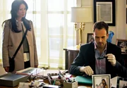 Ermitteln in einem neuen Fall: Sherlock Holmes (Jonny Lee Miller, r.) und Dr. Joan Watson (Lucy Liu, l.) ...
