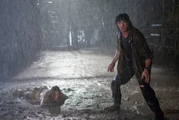 Schlechtes Wetter ist f&uuml;r John Rambo (Sylvester Stallone, r.) kein Hindernis, Sarah (Julie Benz, l.) zu retten ...