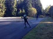 Luis und Lasse beim Skirollern.