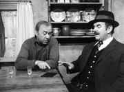 Hier wird um einen Gro&szlig;vater gehandelt. Warum nur will der reiche Haslinger (Walter Sedlmayr, rechts) durchaus dem Kreithofer (Toni Berger) seinen Gro&szlig;vater abkaufen? Er bietet eine hohe Summe f&uuml;r ihn und der Kreithofer ist ganz verwirrt. Denn er hat noch nie davon geh&ouml;rt, dass jemand seinen Gro&szlig;vater verkauft h&auml;tte.