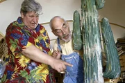 Gelbe Flecken auf dem Kaktus. Nachbar Paschulke (Helmut Krauss, l.) und Peter Lustig (Peter Lustig, r.) sind erschrocken. Was der Pflanze wohl fehlt?
