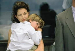 F&uuml;r den kleinen Matty (Benjamin Weil, r.) w&uuml;rde seine Mutter Libby (Ashley Judd, l.) ihr Leben geben ...