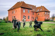 Christina von Ahlefeld und Knut Splett-Henning vor ihrem Haus in Rensow mit den Kindern Wilhelmine, Bendix und Balthasar; Familienhund Triglaf
