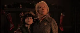 L-R: Max (Emjay Anthony) und Omi (Krista Stadler)