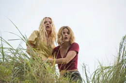 L - R: Portia Doubleday als Sloane Maddison und Lucy Hale als Melanie Cole