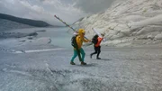 Der Glaziologe Prof. Matthias Huss (r.) und sein Kollege bauen in den Schweizer Alpen ein Monitoringsystem auf, um den R&uuml;ckgang des Rhonegletschers und damit das Ausma&szlig; des vom Menschen verursachten Klimawandels zu messen.