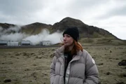Hannah Fry in Island im Kraftwerk Hellishei&eth;i. (National Geographic/Ciaran Henry)