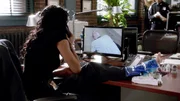 Jane Rizzoli (Angie Harmon) hat sich beim Joggen den Kn&ouml;chel verstaucht und kann deshalb nicht aktiv an den aktuellen Ermittlungen teilnehmen. Stattdessen wird sie via Kamera zum Tatort zugeschaltet.