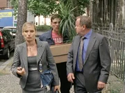 Bonhoff (Wolfgang Kehler, M.) und Kehler (Wolfgang Bathke) versuchen Tatjana Kreutz (Lucia Gailova) zu verhören. Doch Tatjana läßt die beiden nur ihre Akten tragen. Bonhoff (Wolfgang Kehler, M.) und Kehler (Wolfgang Bathke) versuchen Tatjana Kreutz (Lucia Gailova) zu verhören. Doch Tatjana läßt die beiden nur ihre Akten tragen.
