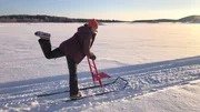 Auf einem zugefrorenen See probiert Pia das optimale Fortbewegungsmittel am Polarkreis aus: einen Tretschlitten. Auf einem zugefrorenen See probiert Pia das optimale Fortbewegungsmittel am Polarkreis aus: einen Tretschlitten.