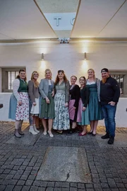 Lucki Maurer mit den sieben Landfrauen. Von links: Marina Laqua, Franziska Herzing, Teresa Nitzl, Veronika Kirchmaier, Petra Sollmann, Steffi Weig, Gitte H&ouml;lzler und Lucki Maurer.