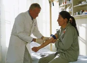 Dr. Strauss (Rainer Goernemann) nimmt auf Ninas Bitten hin Walter (Katy Karrenbauer) Blut ab, um es auf Drogenspuren zu untersuchen.