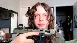 Jackson Reffitt, Sohn von Guy Reffitt, hat sich eine Waffe besorgt. Er wird von Trump-Anh&auml;ngern bedroht und will sich verteidigen k&ouml;nnen. F&uuml;r die MAGA-Bewegung ist er ein Verr&auml;ter.