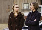 Amy vermittelt bei einem alten Familienzwist: Amber Marshall als Amy Fleming, Paula Boudreau als Caroline Hanley Amy vermittelt bei einem alten Familienzwist: Amber Marshall als Amy Fleming, Paula Boudreau als Caroline Hanley