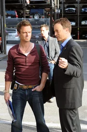 Die beiden Detectives Danny Messer (Carmine Giovinazzo, l.) und Mac Taylor (Gary Sinise, r.) wollen das Auto des Verd&auml;chtigen Mackinley Taylor (Scott Wolf) &uuml;berpr&uuml;fen.