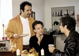 Carlo (Marc Hosemann, r.) ist gerade von seiner Freundin vor die T&uuml;r gesetzt worden. Bei Erik (Marco Rima, M.) und Selim (Hilmi S&ouml;zer, l.) sucht er vergeblich Unterschlupf ...