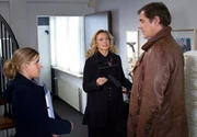 Elisabeth Erikson (Marita Marschall, M.) berichtet den Ermittlern Sandra Schwartenbeck (Marie-Luise Schramm, l.) und Finn Kiesewetter (Sven Martinek, r.) von Drohbriefen, die ihr Mann erhalten habe. Elisabeth Erikson (Marita Marschall, M.) berichtet den Ermittlern Sandra Schwartenbeck (Marie-Luise Schramm, l.) und Finn Kiesewetter (Sven Martinek, r.) von Drohbriefen, die ihr Mann erhalten habe.
