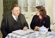 Gregor Ehrenberg (Dieter Pfaff, l.) versucht der gek&uuml;ndigten Pfarrei-Angestellten Karin Puchta (Sabine Orl&eacute;ans, r.) zu helfen.