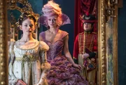 Sugar Plum (Keira Knightley, Mi.) und Clara (Mackenzie Foy, li.)