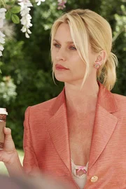 Nimmt kein Blatt vor den Mund und spricht Bree direkt auf ihre Affäre mit George an: Edie (Nicolette Sheridan)... Nimmt kein Blatt vor den Mund und spricht Bree direkt auf ihre Affäre mit George an: Edie (Nicolette Sheridan)...