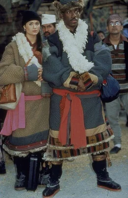 Sozialarbeiter Chandler (Eddie Murphy, r.) l&auml;sst sich von der sch&ouml;nen Tibetanerin Kee (Charlotte Lewis, l.) zu einer kniffligen Aufgabe &uuml;berreden ...