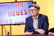 Was gibt es Neues? - Passend zum Thema &bdquo;Welttag des Schneemanns&ldquo; stellt Oliver Baier seinem Rateteam die Frage nach dem &bdquo;Fleckenprinzip&ldquo;. Ob es wirklich um Schmutz auf reinem Wei&szlig; geht, oder doch einen anderen Hintergrund hat, dar&uuml;ber r&auml;tseln Lukas Resetarits, Katharina Stra&szlig;er, Clemens Maria Schreier, Monica Weinzettl und Gerold Rudle. Auf die Frage worum es sich bei einem &bdquo;Beckenbuch&ldquo; handeln k&ouml;nnte, fliegen die Pointen wie Schneeb&auml;lle. Die Promifrage stellen in dieser Woche Jakob Seeb&ouml;ck und Gregor Seberg aus dem Cast von &bdquo;School of Champions&ldquo;. Sie wollen wissen, was eine &bdquo;Ausschussb&uuml;hne&ldquo; ist. - Im Bild: Oliver Baier. Foto: ORF/G&uuml;nther Pichlkostner. Ver&ouml;ffentlichung honorarfrei nur f&uuml;r redaktionelle Berichterstattung in Sendungszusammenhang und mit Copyrightangabe. Kontakt: foto@orf.at