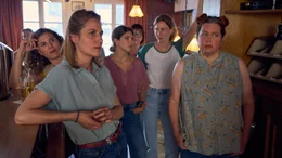 Frauenpower: Laura (Bettina Burchard, vorne li.), Emilie (Nadja Zwanziger, vorne re.), Johanna (Yasmina Djaballah, hinten l.), Bine (Maike Johanna Reuter, hinten Mitte) und Katja (Ines Marie Westernstr&ouml;er, hinten re.) machen eine Ansage.