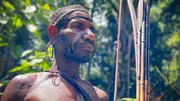 Mann im Dschungel von Papua-Neuguinea
