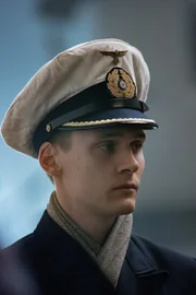 Kapit&auml;nleutnant Klaus Hoffmann (Rick Okon) erkennt fr&uuml;h die Absurdit&auml;t des Krieges und trifft Entscheidungen, die nicht jedem an Bord von U-612 gefallen.