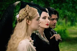 L-R: Prinzessin Aurora (Elle Fanning), Maleficent (Angelina Jolie), Diaval (Sam Riley).