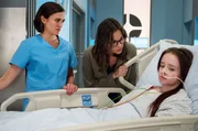 Malou Meisner (Fine Sendel, r.) kommt noch ein wenig ersch&ouml;pft aus dem OP und bekommt sogleich Besuch von ihrer Betreuerin Ellen Brock (Marie Hacke, 2.v.r. mit Milena Straube, l.).
