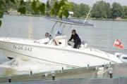 Das Lokal, in dem das Verbrechen begangen wurde, liegt an der Donau. Oberstleutnant Helmuth Nowak (Gregor Seberg, l.) und Major Carl Ribarski (Stefan Jürgens, r.) sind mit dem Schnellboot der Polizei auf dem Weg dorthin. Das Lokal, in dem das Verbrechen begangen wurde, liegt an der Donau. Oberstleutnant Helmuth Nowak (Gregor Seberg, l.) und Major Carl Ribarski (Stefan Jürgens, r.) sind mit dem Schnellboot der Polizei auf dem Weg dorthin.